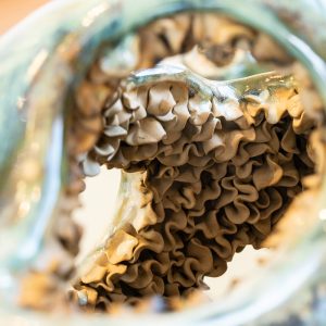 Lähikuva keraamisesta veistoksesta